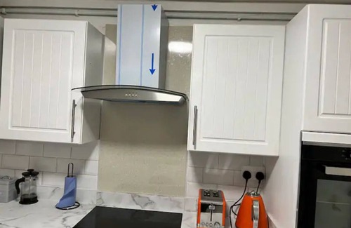 Solihull Apartment | 4 Guests - 10min Airport - N E C - Jaguar