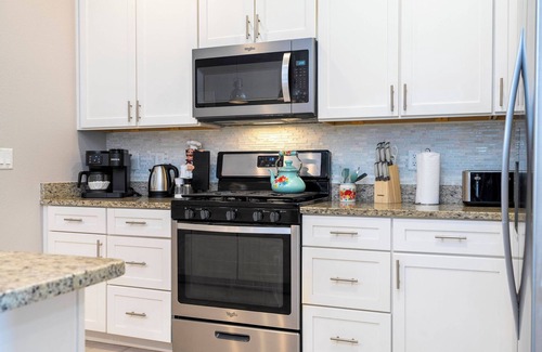 Crestwynd Bay House | 4 King Suites - 5 min to Disney