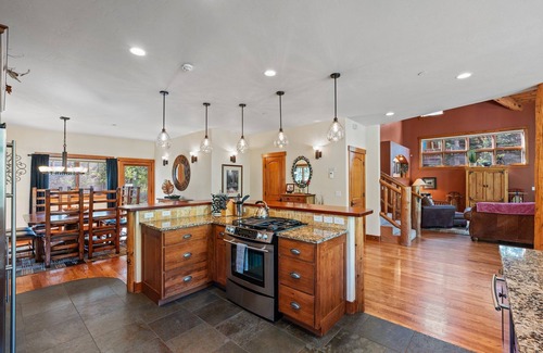 Columbine Lake House | 4 Master Suites, Ski Shuttle, 2 Minutes to Skiing!