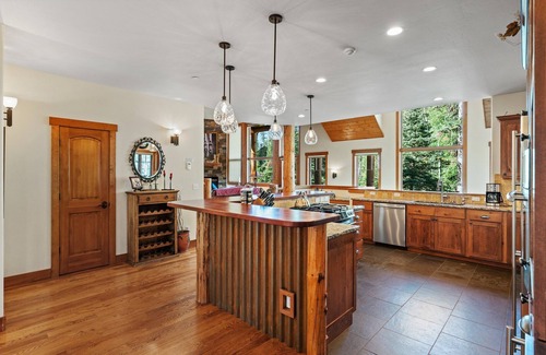 Columbine Lake House | 4 Master Suites, Ski Shuttle, 2 Minutes to Skiing!
