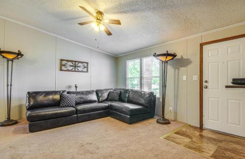 Lebanon House | 4 Mi to Bennett Spring SP Dog-Friendly Home!