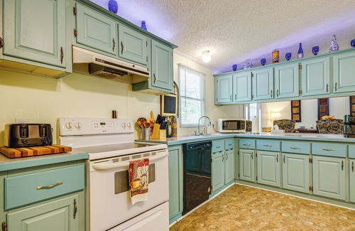 Lebanon House | 4 Mi to Bennett Spring SP: Dog-Friendly Home!