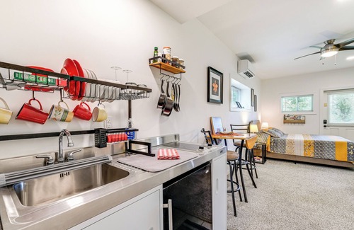 Court House Apartment | 4 Mi to Blue Ridge Parkway: Floyd Studio w/Yard