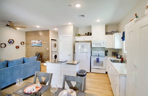 Fulton Cottage | 4 Mi to Rockport Beach Park: Home w/Resort Perks