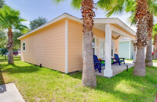 Fulton Cottage | 4 Mi to Rockport Beach Park: Home w/Resort Perks