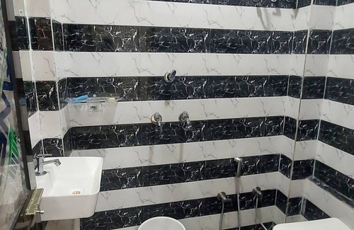 Ujjain Hotel | 4 minutes From Mahakaleshwar Temple ! Family-sized Fully Clean With Free Wifi