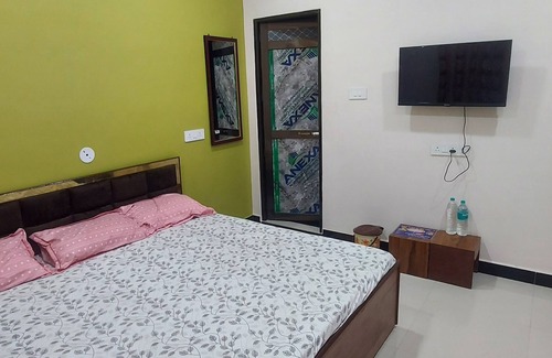 Ujjain Hotel | 4 minutes From Mahakaleshwar Temple ! Family-sized Fully Clean With Free Wifi