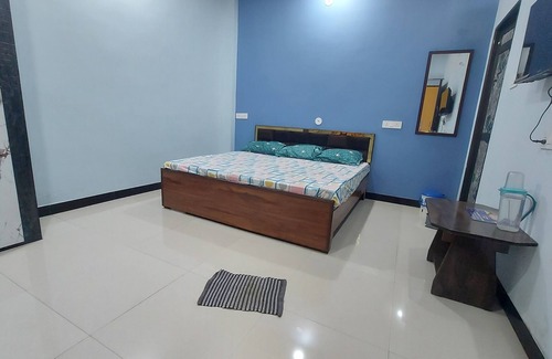 Ujjain Hotel | 4 minutes From Mahakaleshwar Temple ! Family-sized Fully Clean With Free Wifi