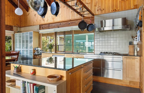 Moruya Heads House | 4 minutes to the beach! Spacious stunning beach house near great surf spots