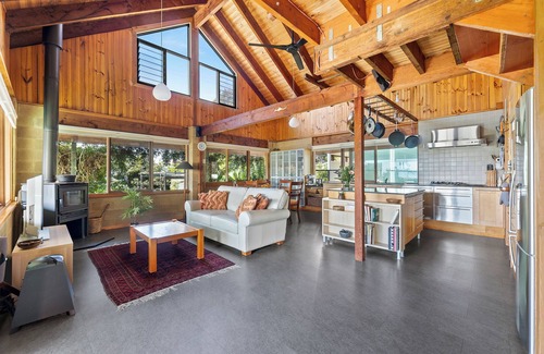 Moruya Heads House | 4 minutes to the beach! Spacious stunning beach house near great surf spots