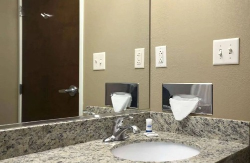 White Hall Hotel | 4 Pet-friendly Rooms w/Free Breakfast | Close to Downtown