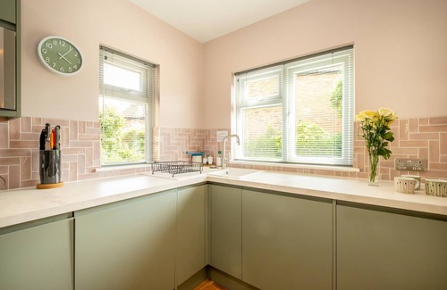 Thorpeness Apartment | 4 Sanctuary Cottage - sleeps 6 guests in 3 bedrooms