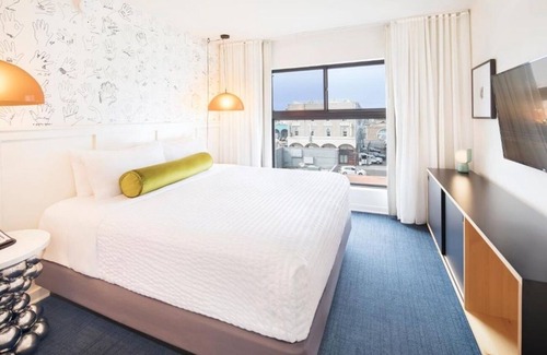 Venice Hotel | 4 Scenic Rooms w/Balcony | Rooftop | Free Breakfast | Steps to Venice Fun