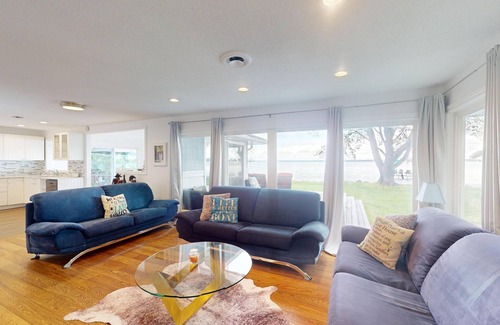 Virginia Cottage | 4 Seasons Lake Front Cottage with direct access to Lake Simcoe. 50 mins to T.O.
