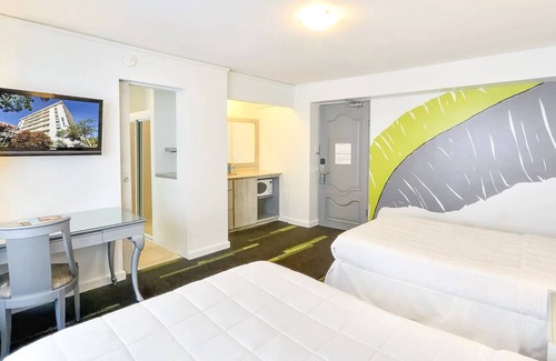 Miramar Hotel | 4 Sleek Units in Central Location – Steps to Lagoon & Historic Tours