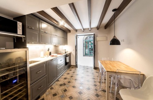 Alicante City Centre House | 4-storey semi-detached house in the center of alicante
