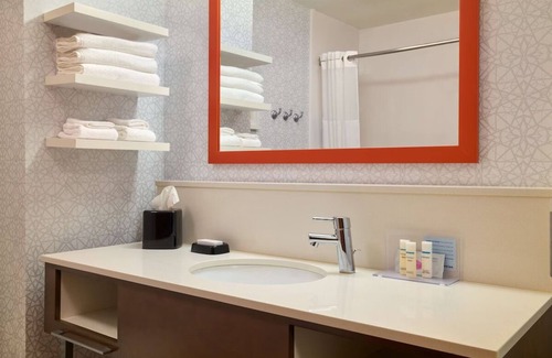 Smithfield Hotel | 4 Units | Free Parking & Breakfast – Walk to Bryant, 10 Min to Twin River