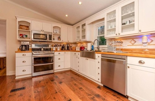 Moravian Falls House | 40 Acres w/Waterfalls, Vineyard, Stream, 5 bedroom