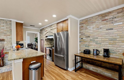 San Antonio House | 40% Monthly Discount Beautiful 4 BRs, Central, Covered Patio, Cozy Desi