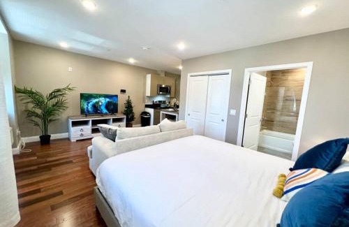 Logan Square Apartment | 403 Luxury and Comfy King bed in Central city of phily