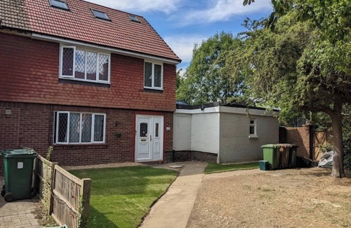 Ashford House | 40m2 Bedroom + Ensuite 15-min From LHR + 10 min From Thorpe Park
