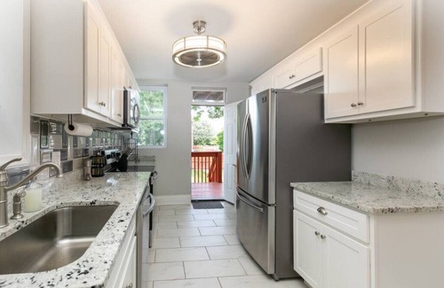 Shaw House | 4167 Shaw B · Freshly Renovated, Walk to the Botanical Gardens