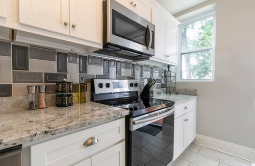 Shaw House | 4167 Shaw B · Freshly Renovated, Walk to the Botanical Gardens