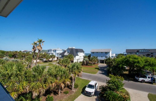 Saint Helena Island House | 449 Tarpon Blvd