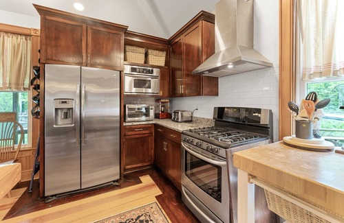 Sparta House | 45 Acre Private Lake, Pickle Ball Courts, Fire Pit, Kayaks/SUP, King's Dominion