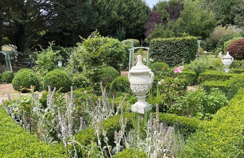 Gambais House | 45 minutes from Paris, authentic house with large garden, village on foot