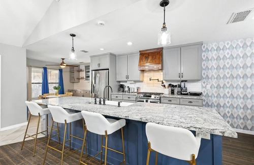 Keller House | 4BD/2BA Bohemian x Southern Getaway w Pool+Cinema