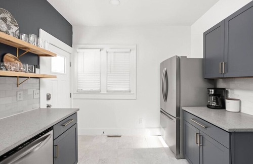 Holy Cross House | 4bed 2bath Convention NBA 8 min walk Downtown Indy