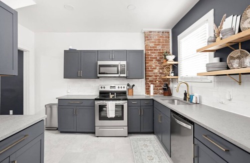 Holy Cross House | 4bed 2bath Convention NBA 8 min walk Downtown Indy
