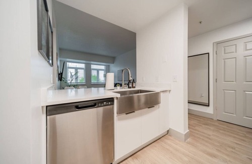 Charlotte Center City Apartment | 4Bed/2Bath - W/Wi-Fi +Fitness Centre +Truist Field