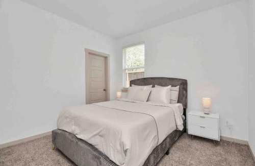 Southeast Houston House | 4Bedroom Escape - Near Med Center With Backyard