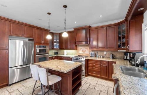 Alderwood Hotel | 4BR - 10 Min to Downtown & Airport - Gym/Pool Table