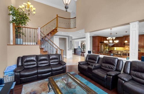 Alderwood Hotel | 4BR - 10 Min to Downtown & Airport - Gym/Pool Table
