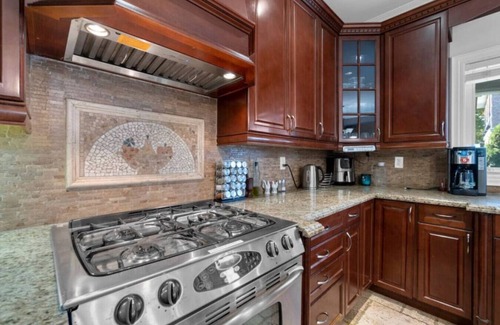 Alderwood Hotel | 4BR - 10 Min to Downtown & Airport - Gym/Pool Table