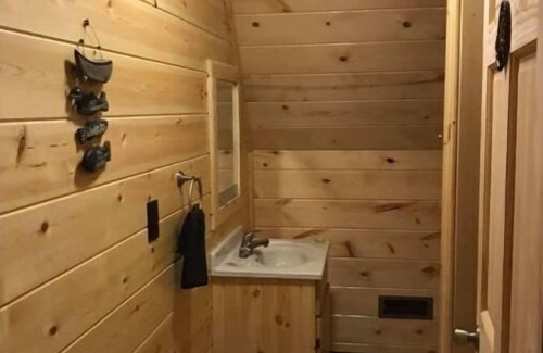 Lejunior Cabin | 4BR 2 Bath w/hot tub and game room. Within 10 mins of Harlan & Cumberland.
