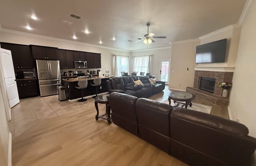 Lubbock House | 4BR 2B Retreat w Garage, Huge Fence Yard & Pet-Friendly – Near TTU & Hospitals
