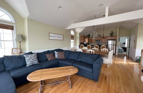 Townsend's Inlet House | 4BR 3.5BA community POOL 2 bl from beach w/lifeguard & bathroom no pets/smoke