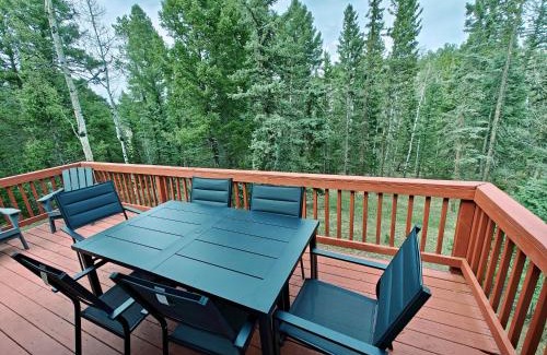 Florissant House | 4BR Colorado Cabin with Wrap-Around Deck Near Fossil Beds