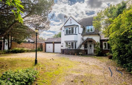 Marston Green Apartment | 4BR Cottage, Parking, NEC, Birmingham Airport