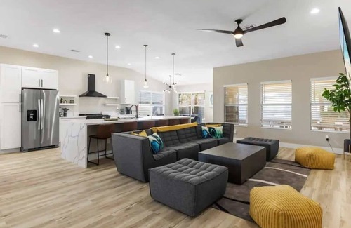 Foothills Villa | 4BR Home w Jacuzzi, Pool & Firepit, Sleeps 10