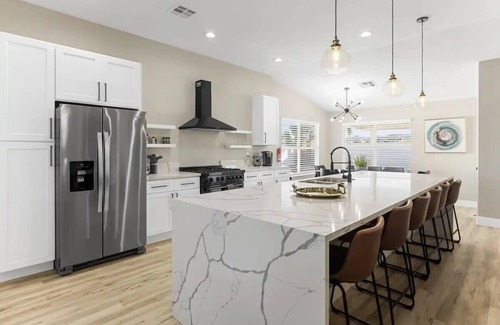 Foothills Villa | 4BR Home w Jacuzzi, Pool & Firepit, Sleeps 10