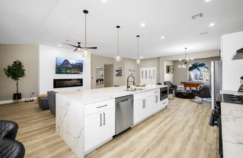Foothills Villa | 4BR Home w Jacuzzi, Pool & Firepit, Sleeps 10