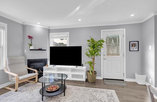 Northeast Mississauga House | 4BR Home with 2 bath Near YYZ Airport 7 minutes