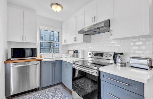 Northeast Mississauga House | 4BR Home with 2 bath Near YYZ Airport 7 minutes