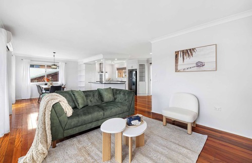 Rochedale South House | 4BR Retreat with Pool & Scenic High Steps View