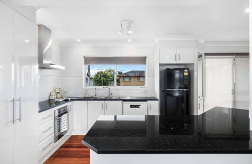 Rochedale South House | 4BR Retreat with Pool & Scenic High Steps View